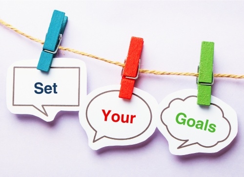 Set your goals in speech bubbles pegged on natural twine-1